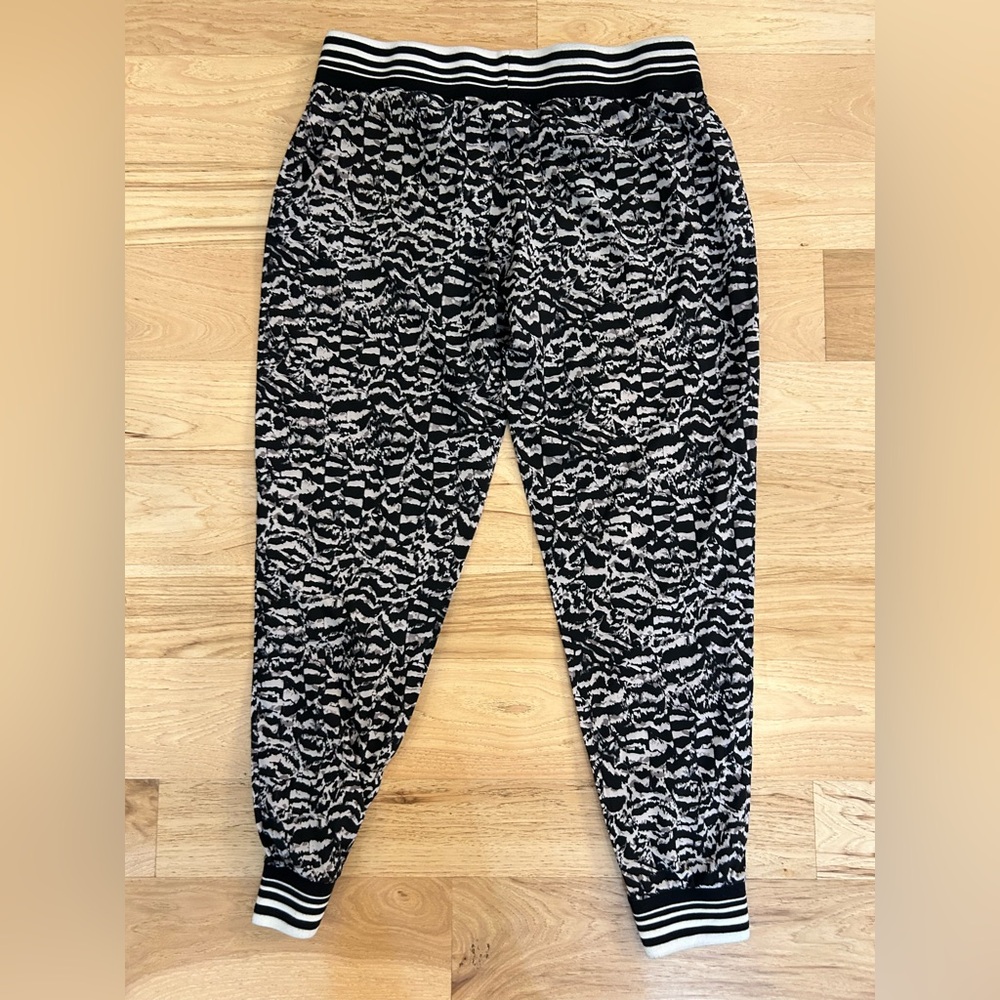 Fabletics size large light joggers